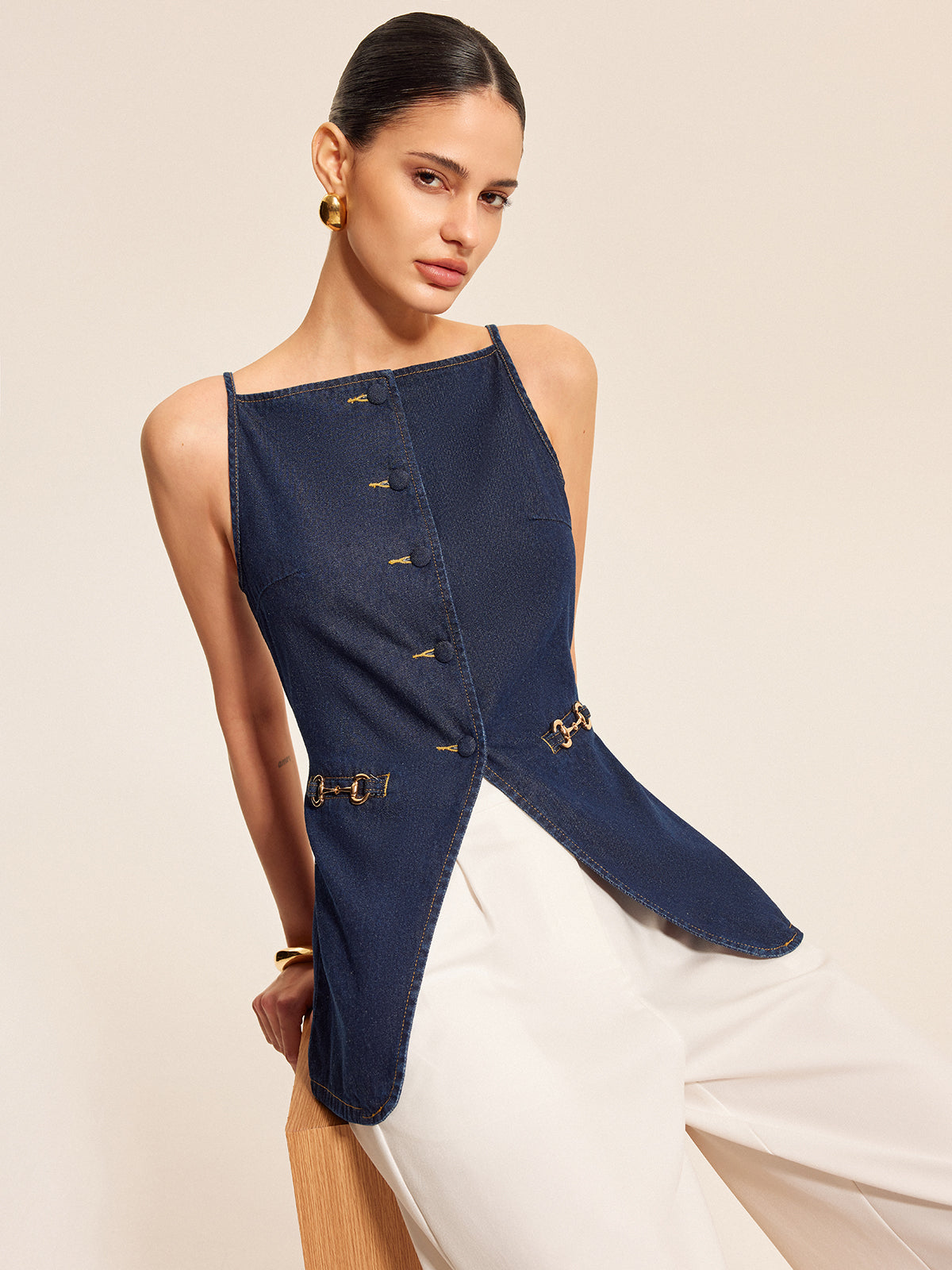 Şık Denim Şort Takımı, Trendy Düğme Detayları ve Şık Tokalı Aksanlar ile