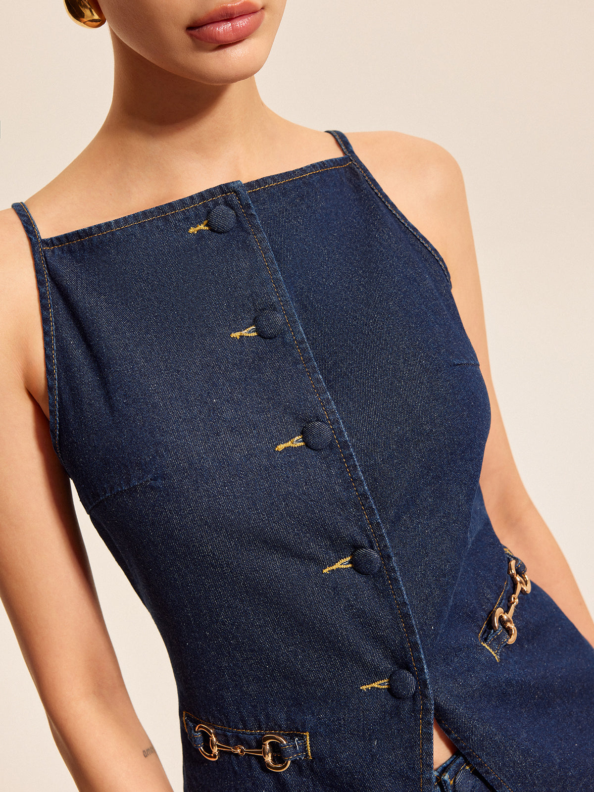 Şık Denim Şort Takımı, Trendy Düğme Detayları ve Şık Tokalı Aksanlar ile