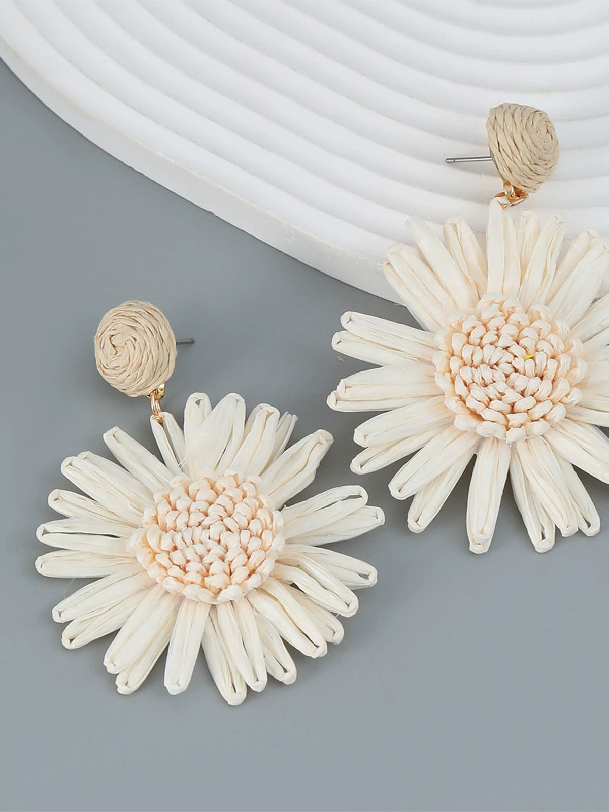 Şık Raffia Çiçek Damla Küpeler ile Doğanın Dokunuşu
