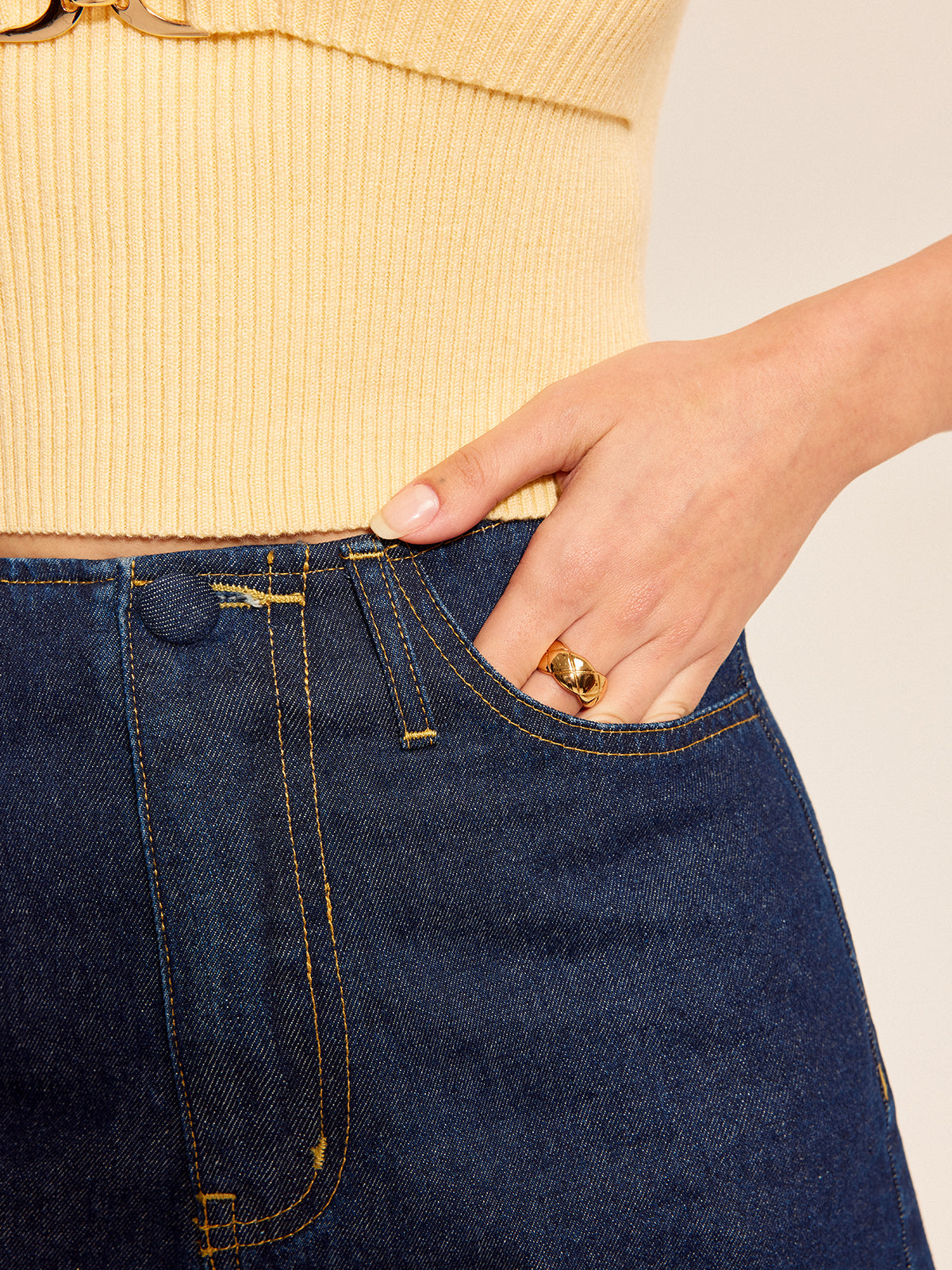 Şık Denim Şort Takımı, Trendy Düğme Detayları ve Şık Tokalı Aksanlar ile
