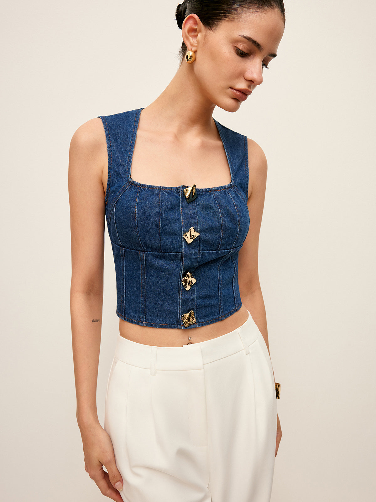 Şık Kare Yaka Pamuk Denim Üst ve Stil Sahibi Düğme Aksanları