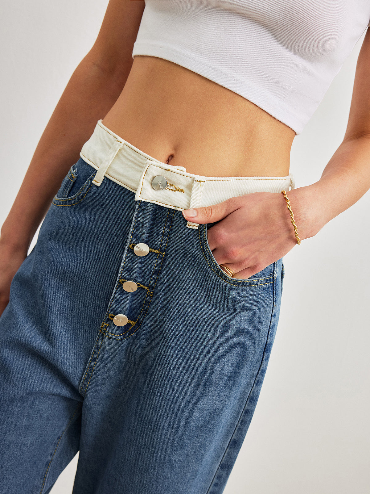 Şık Orta Bel Denim Jeanler ile Şık Kontrast Detay