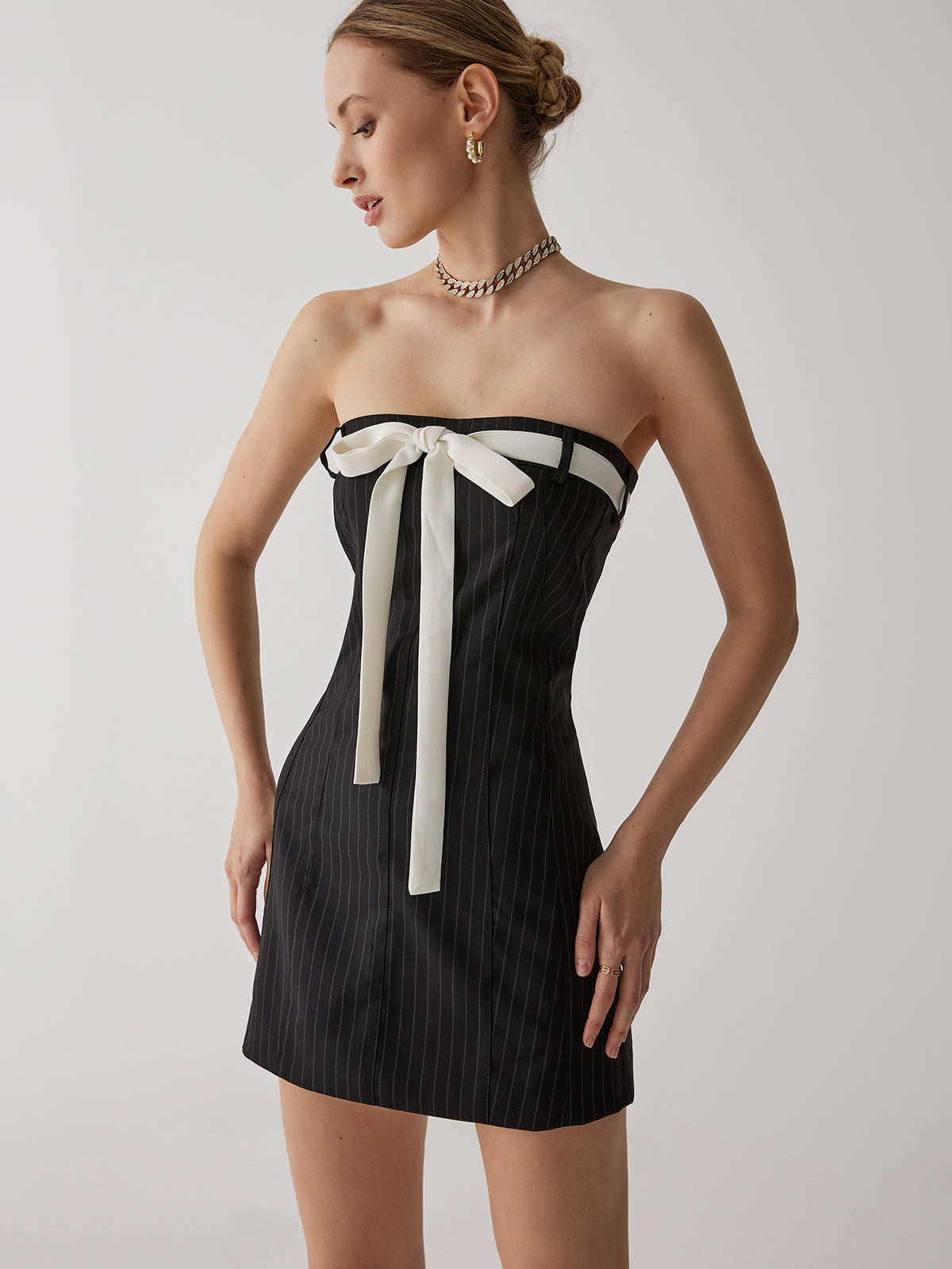 Çizgili Beyaz Fiyonklu Kısa Elbise Shine Aura