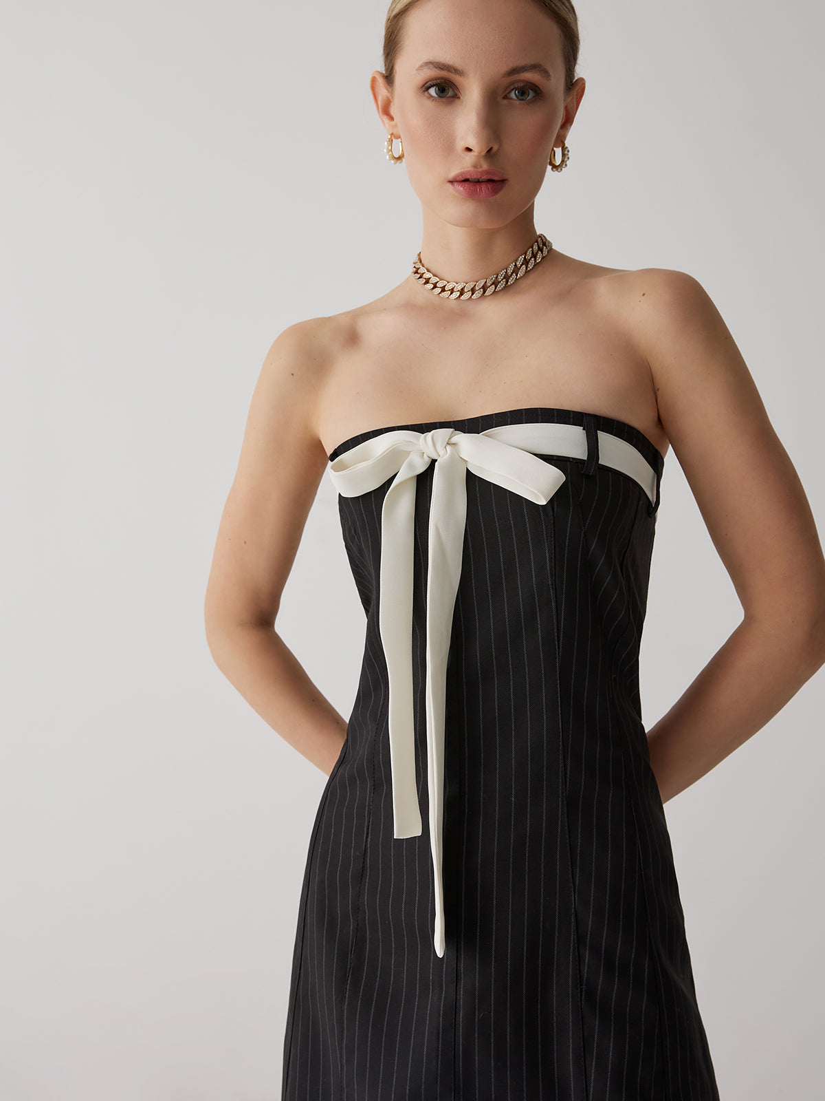 Çizgili Beyaz Fiyonklu Kısa Elbise Shine Aura