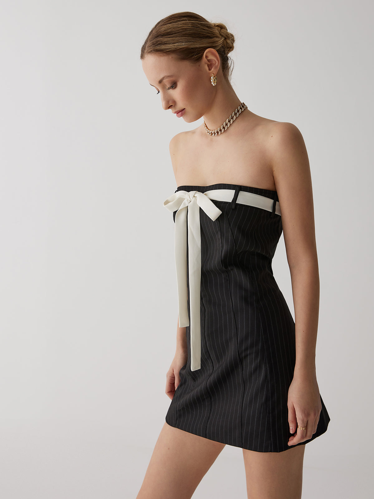 Çizgili Beyaz Fiyonklu Kısa Elbise Shine Aura