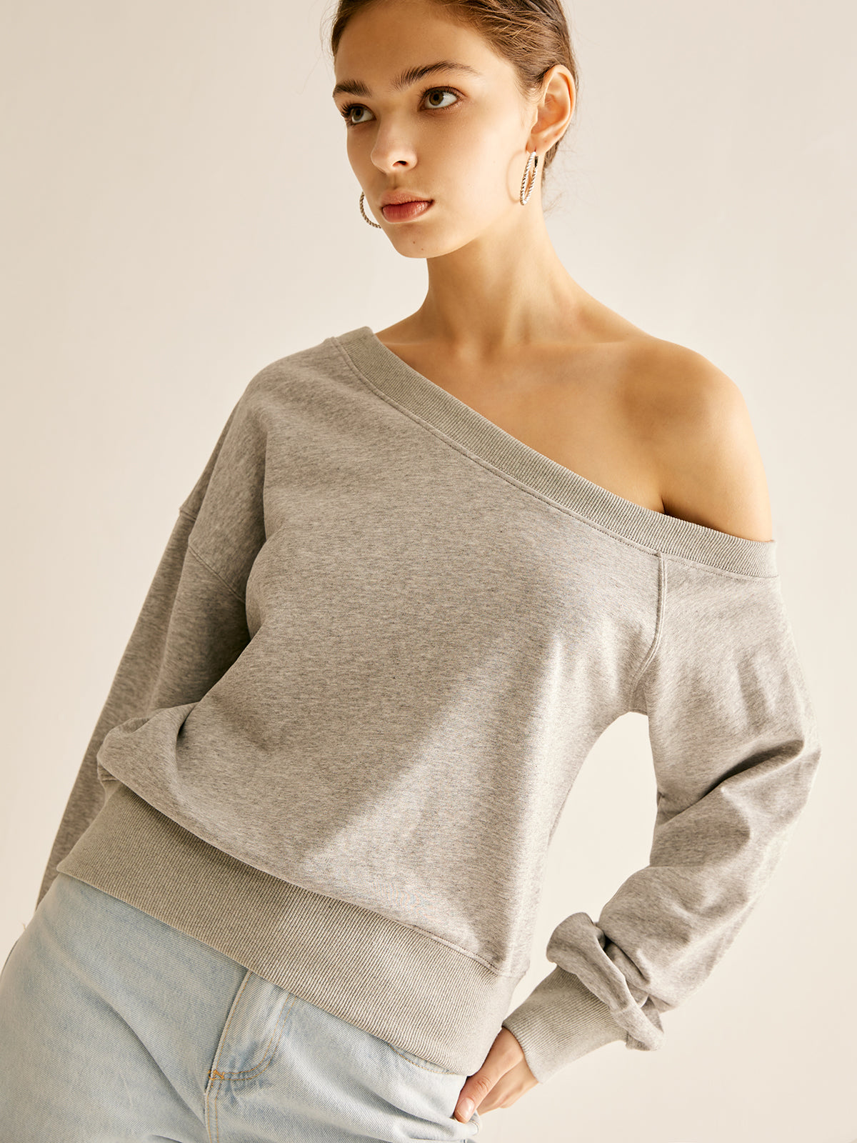 Asimetrik Açık Omuzlu Sweatshirt Shine Aura
