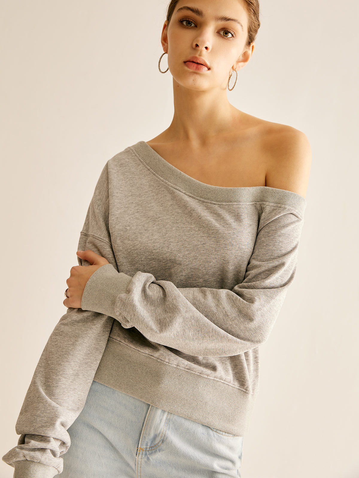 Asimetrik Açık Omuzlu Sweatshirt Shine Aura