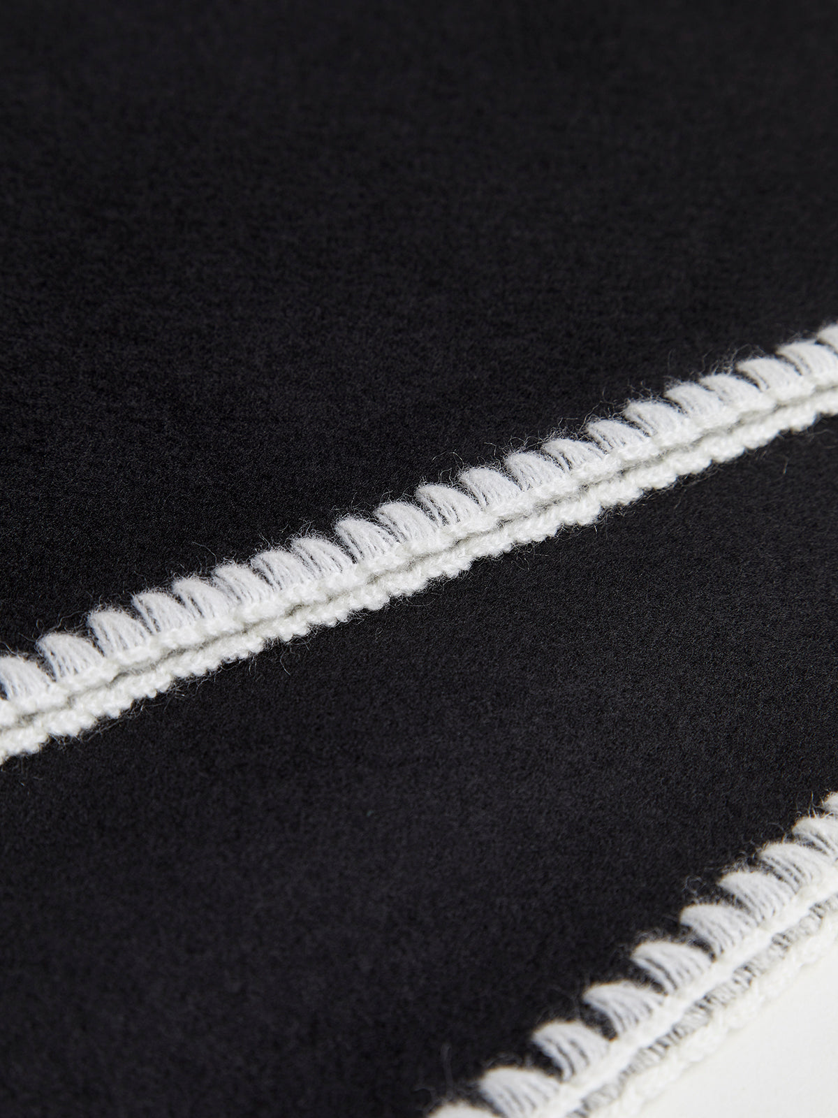 Contrast Trim Tassel Scarf Shine Aura