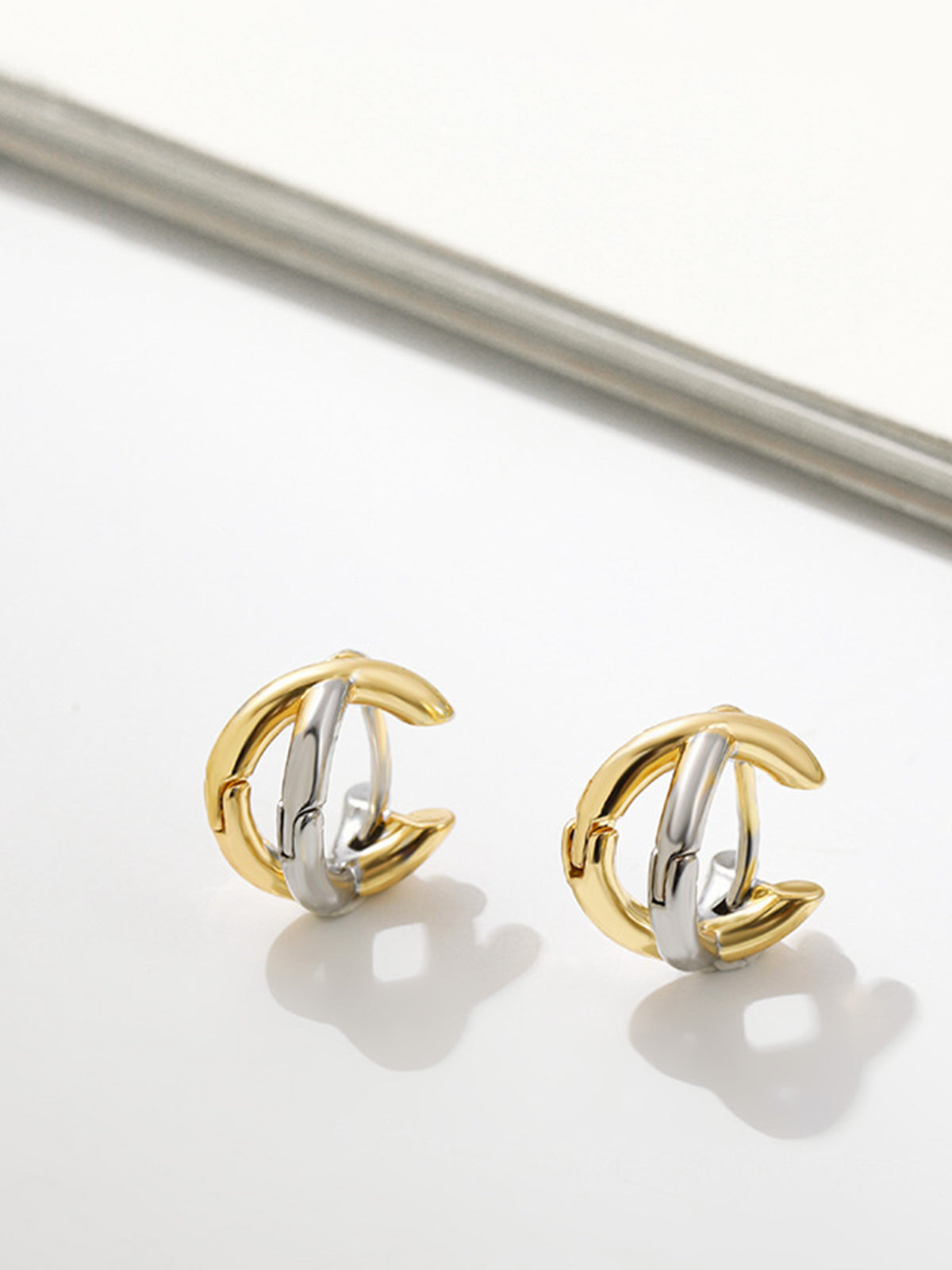 Two-Tone Criss Cross Ear Cuff Shine Aura