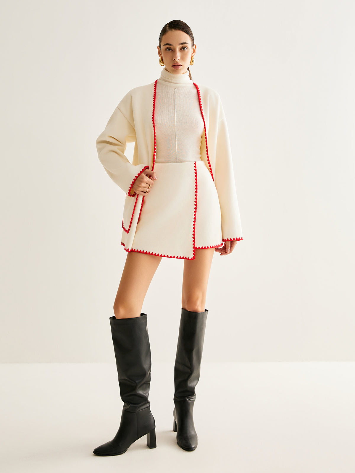 İşlemeli Kenar Detaylı Eşarp ile Tweed Kaban Shine Aura