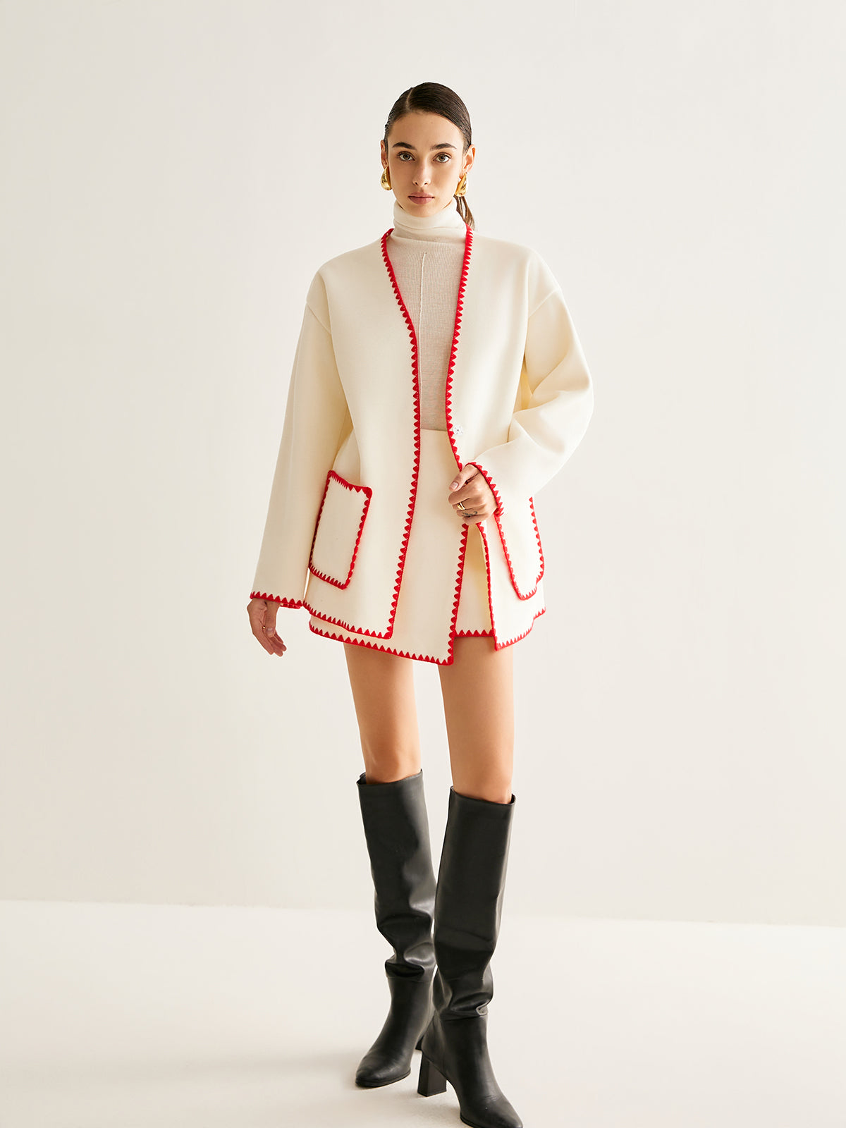 İşlemeli Kenar Detaylı Eşarp ile Tweed Kaban Shine Aura