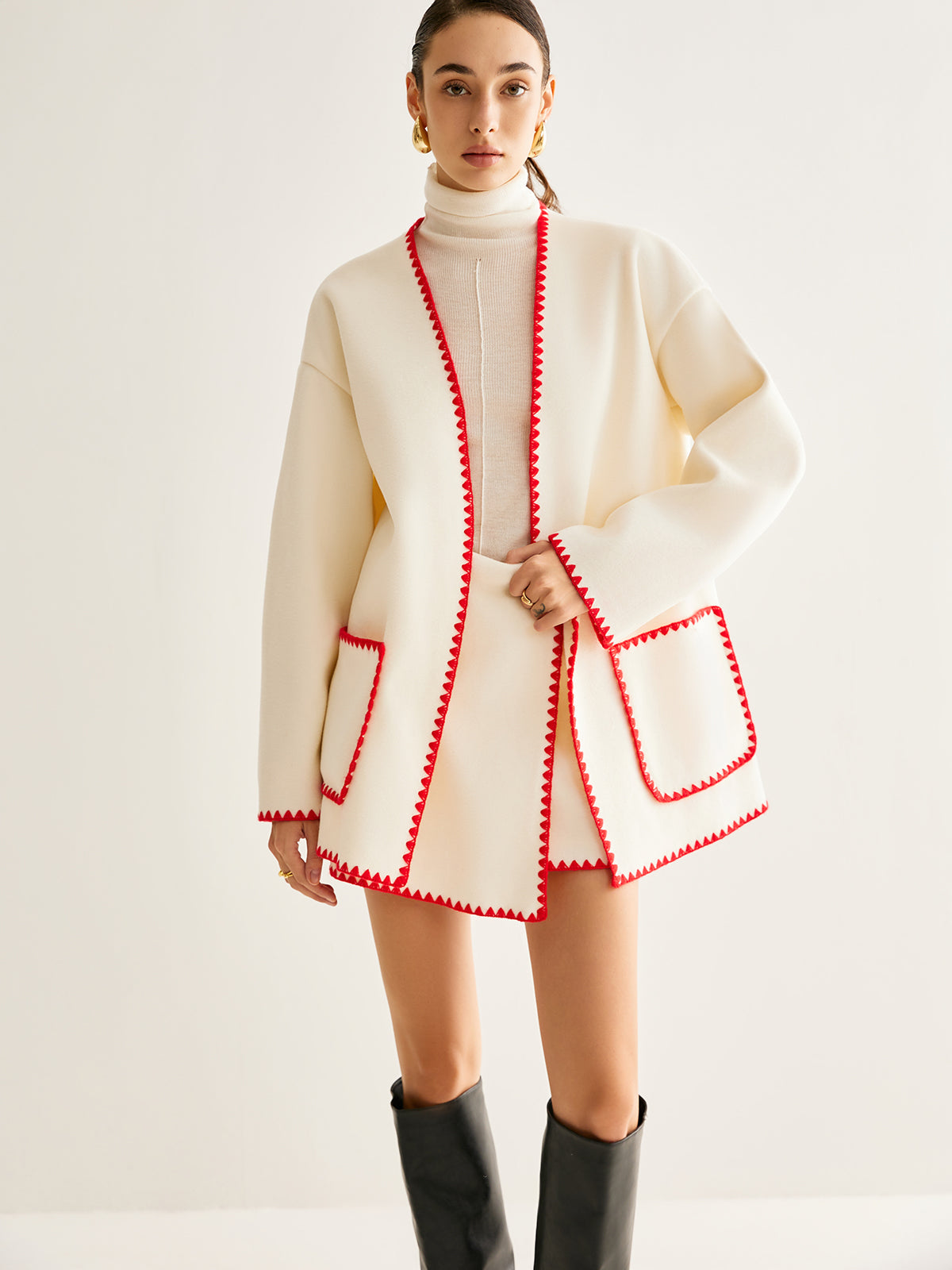 İşlemeli Kenar Detaylı Eşarp ile Tweed Kaban Shine Aura