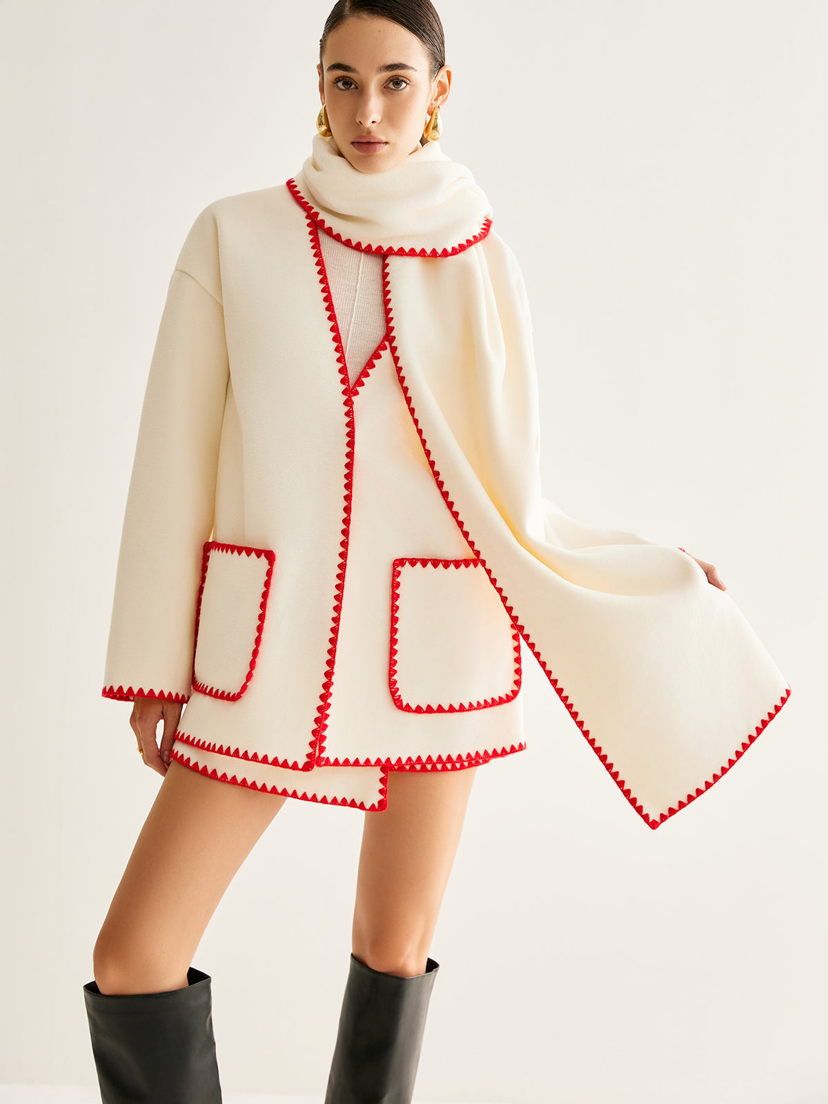 İşlemeli Kenar Detaylı Eşarp ile Tweed Kaban Shine Aura