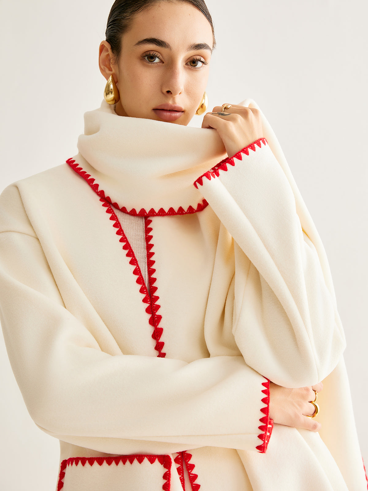 İşlemeli Kenar Detaylı Eşarp ile Tweed Kaban Shine Aura