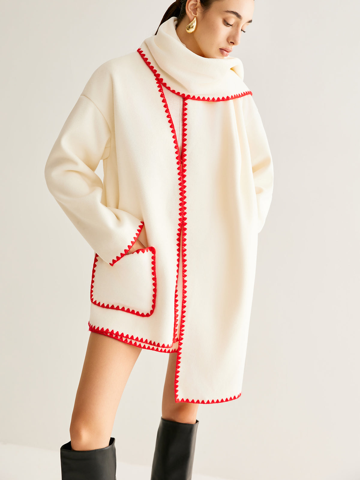 İşlemeli Kenar Detaylı Eşarp ile Tweed Kaban Shine Aura