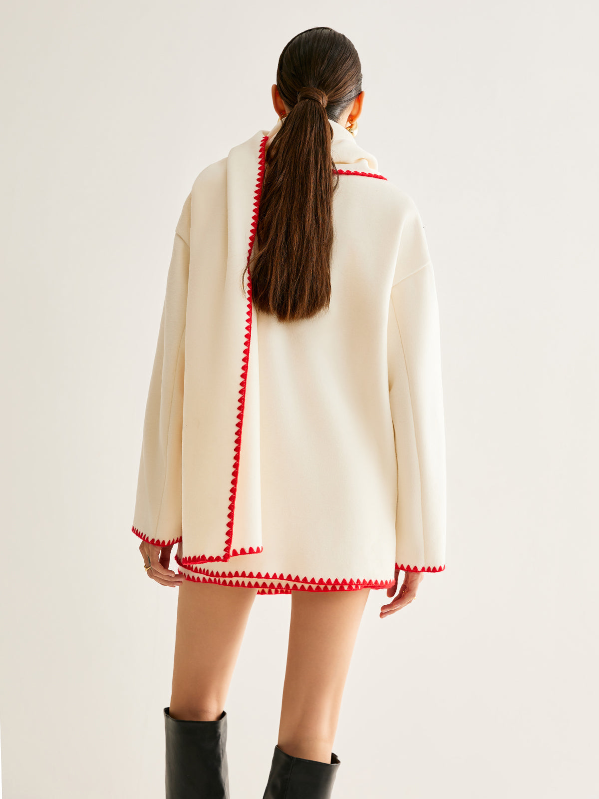 İşlemeli Kenar Detaylı Eşarp ile Tweed Kaban Shine Aura