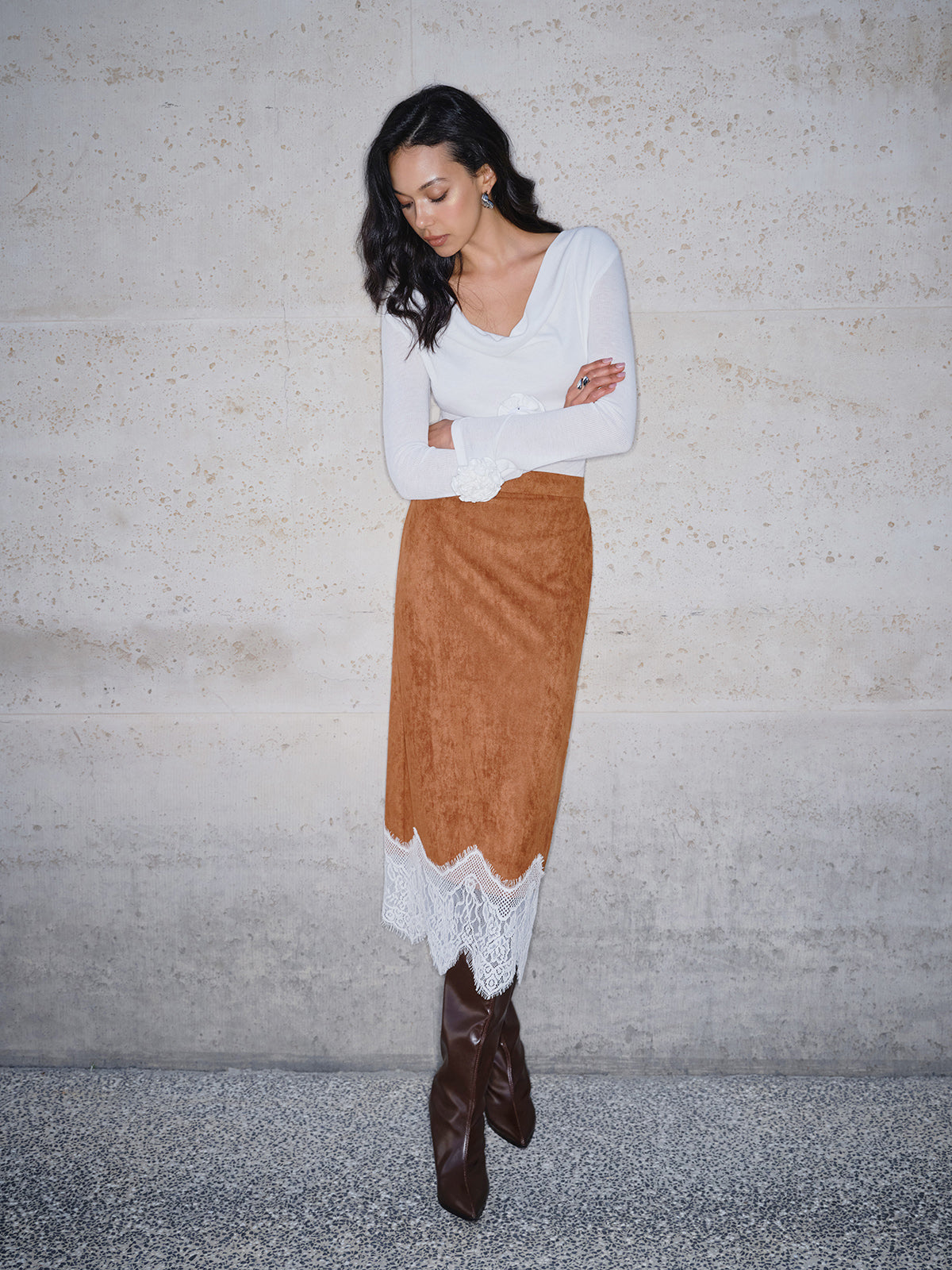 Şık Süet Etek ve Zarif Dantel Kenar Shine Aura