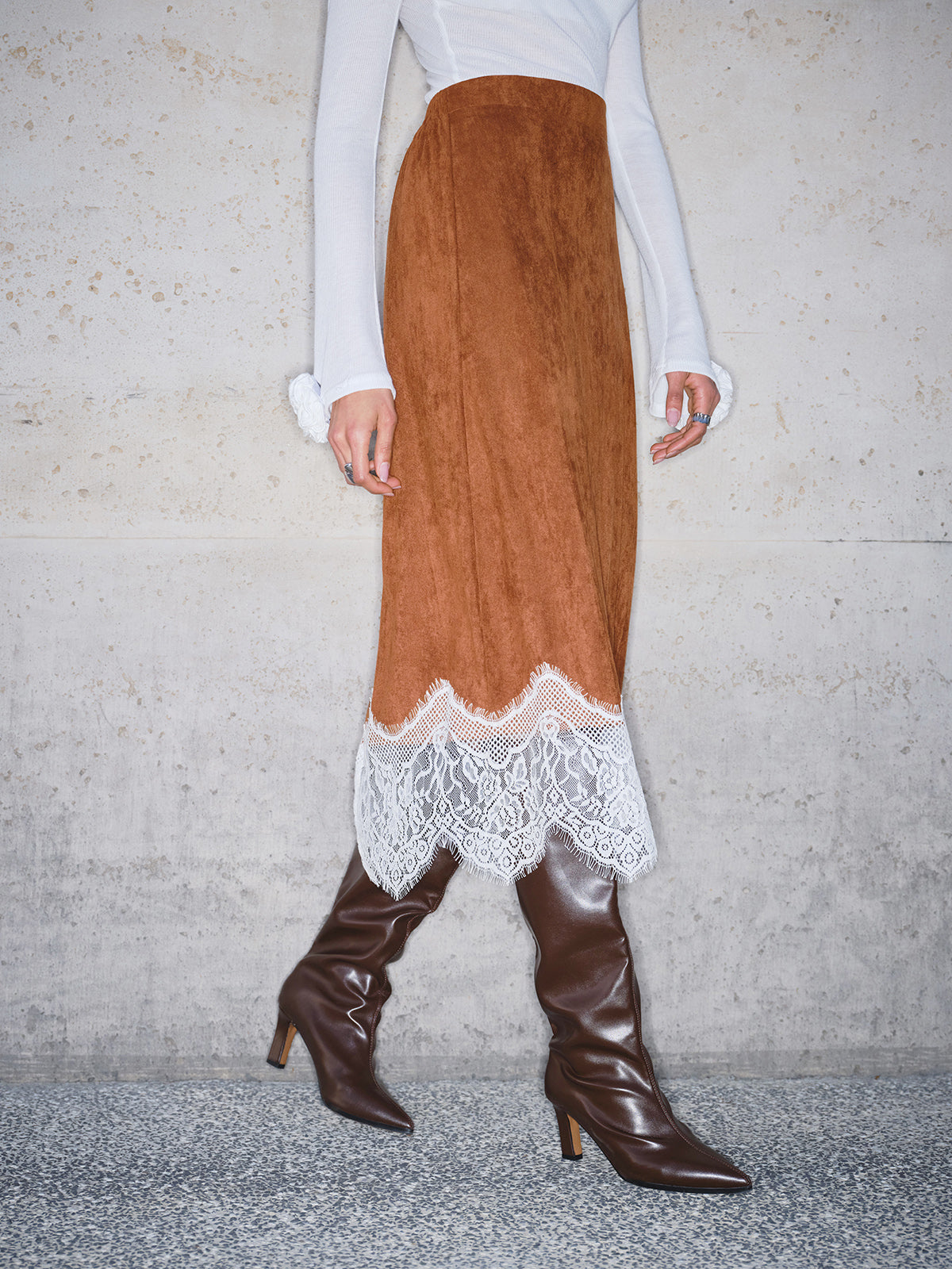 Şık Süet Etek ve Zarif Dantel Kenar Shine Aura