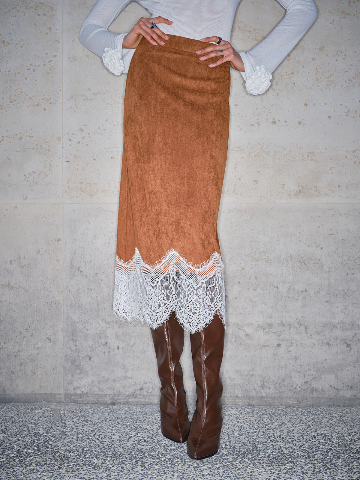 Şık Süet Etek ve Zarif Dantel Kenar Shine Aura