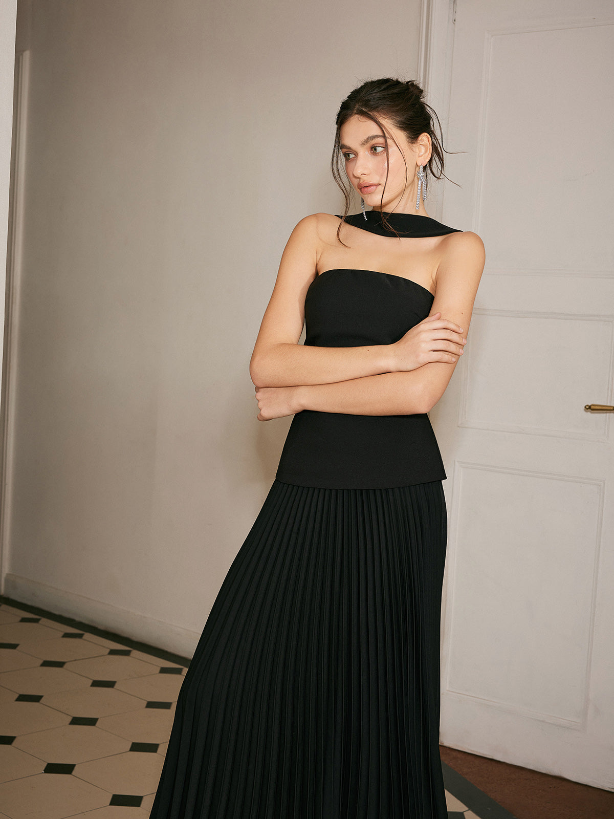 Şık Choker Yaka Plise Panel Elbise Shine Aura