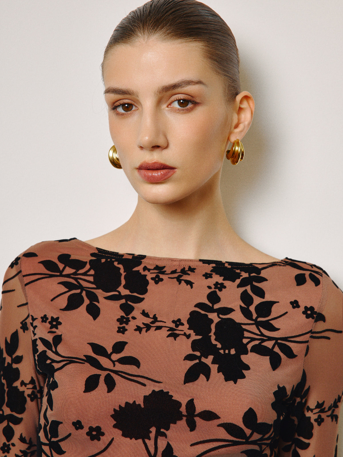 Nazik Çiçek Desenli Yarı Şeffaf Kısa Elbise Shine Aura