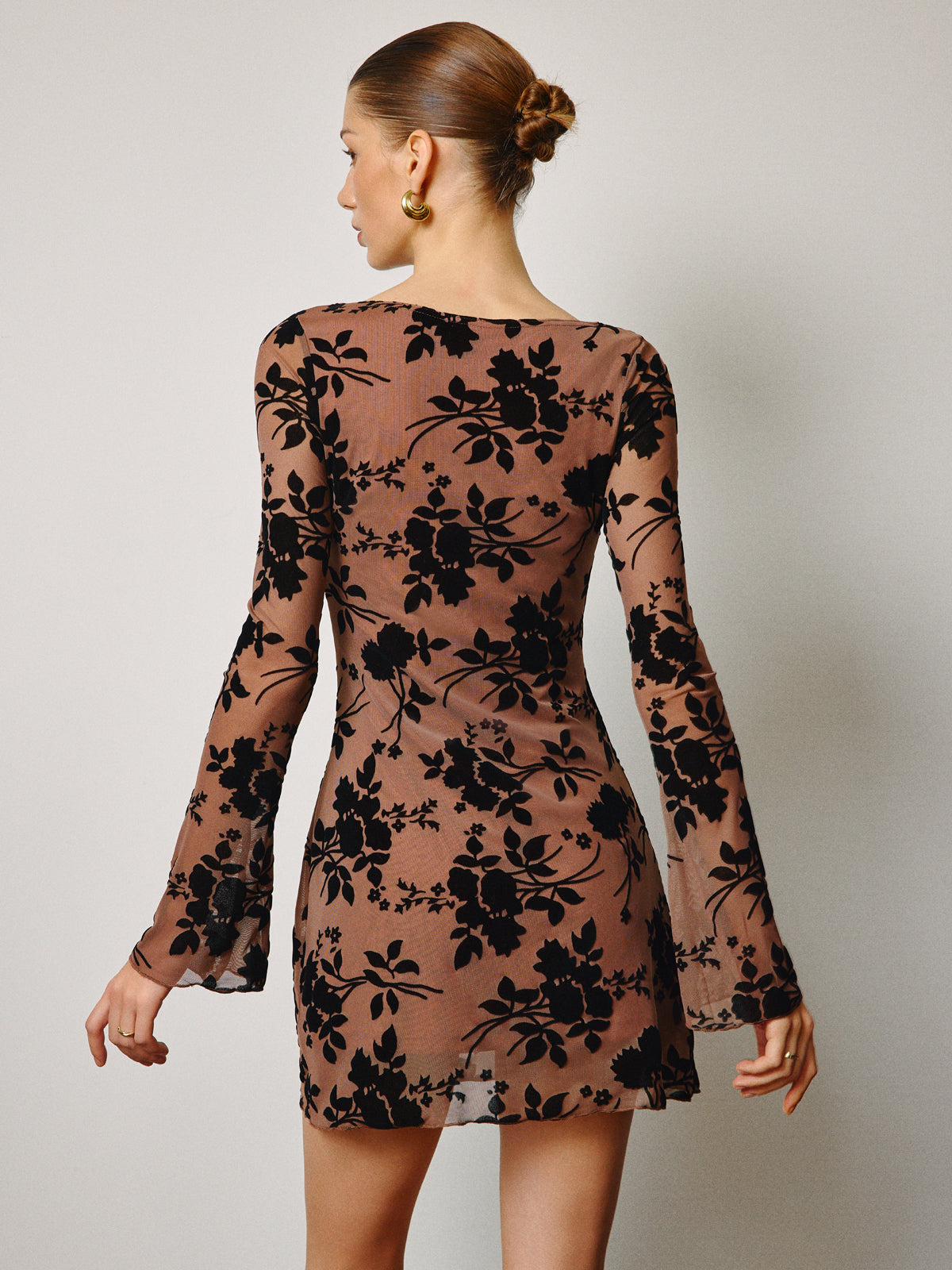 Nazik Çiçek Desenli Yarı Şeffaf Kısa Elbise Shine Aura